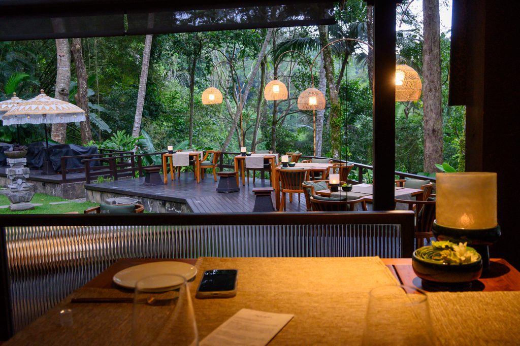 Sawah Terraceの店内。ランプが吊るされた渓谷側の席