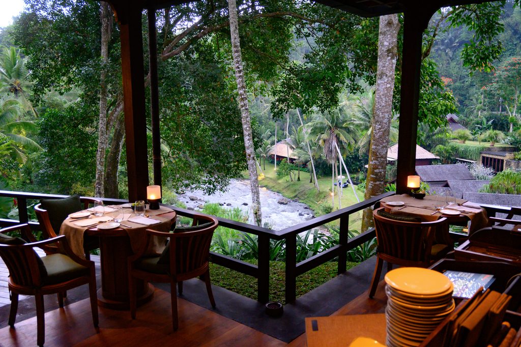 夜のSawah Terrace。渓谷を望む席にキャンドルが灯る