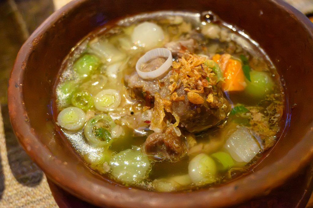 土鍋に入ったインドネシアのスープ