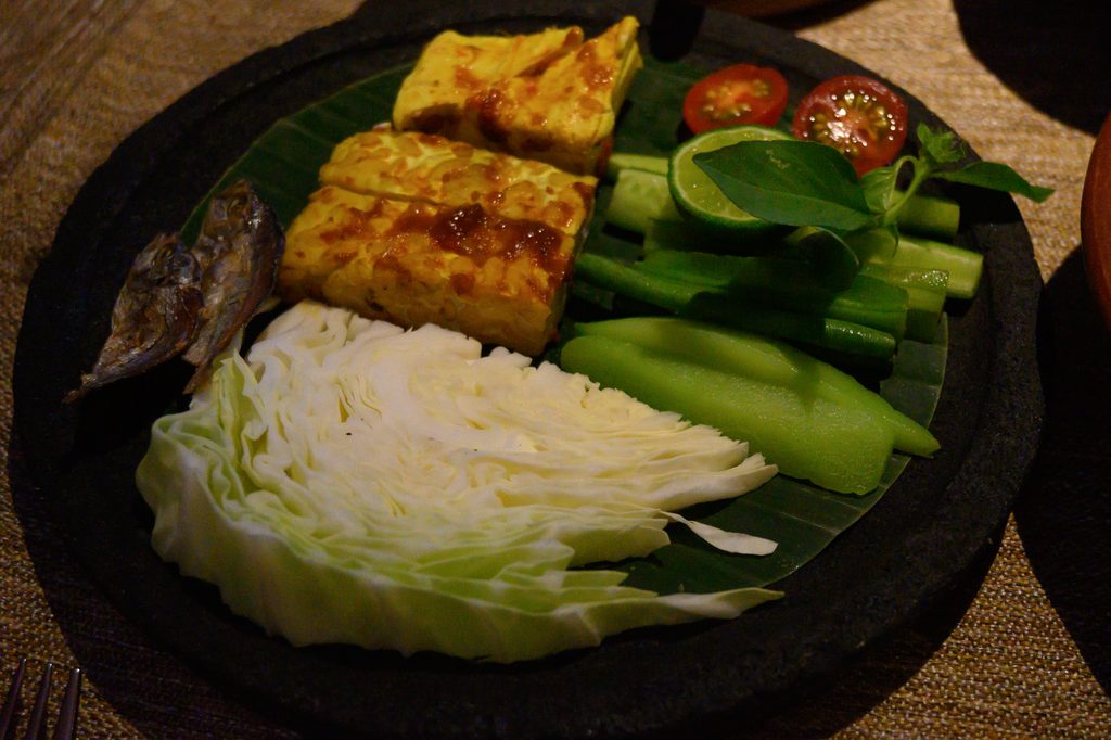 石皿に盛られた揚げテンペと生野菜