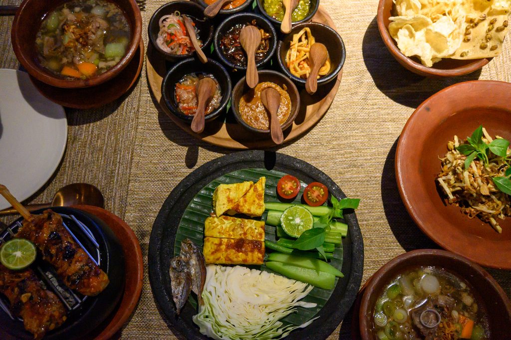 テーブルいっぱいに並んだインドネシア料理のコース