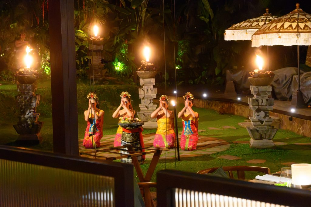 極彩色の衣装をまとった4人の踊り手による伝統舞踊