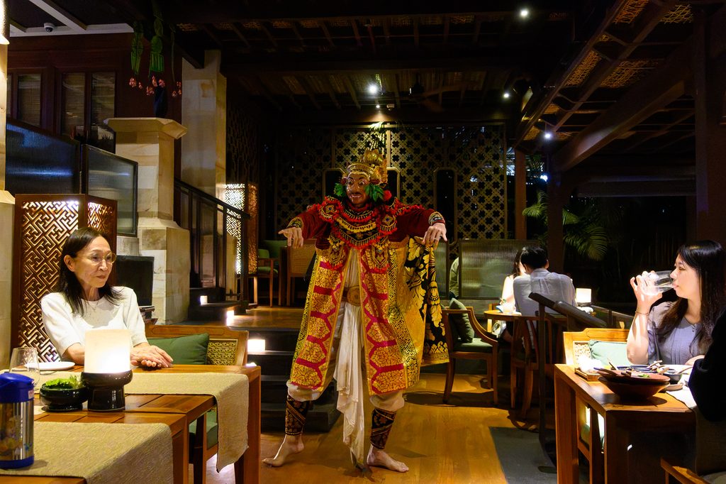 仮面をつけた踊り手が客席まで降りてくる場面