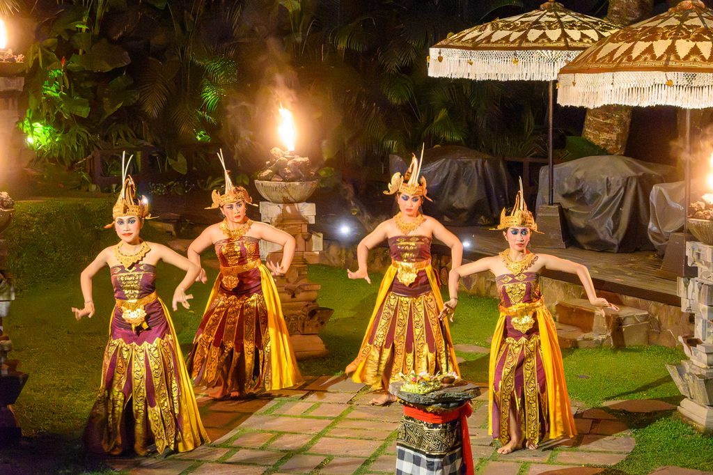 金の冠をつけた踊り手たち。夜の芝生ステージにて