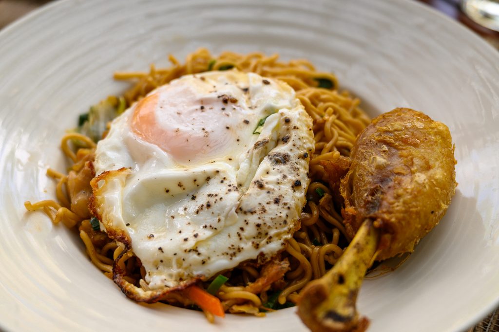 目玉焼きがのったミーゴレン