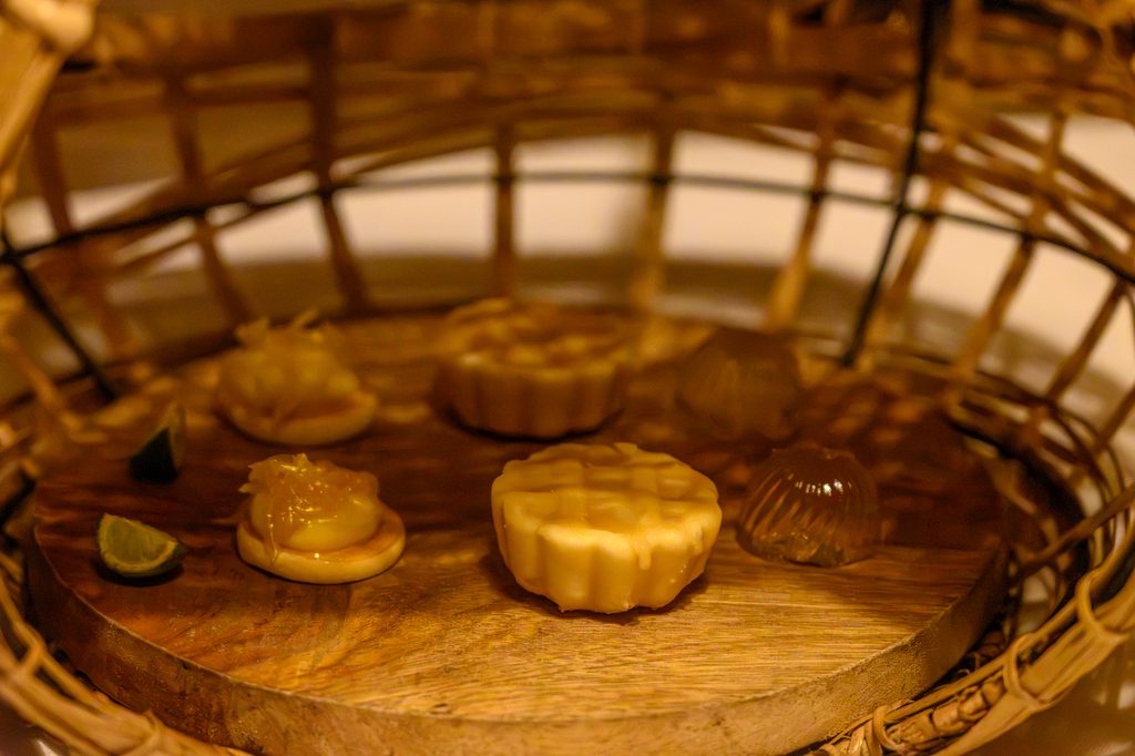 木の皿に並んだ焼き菓子