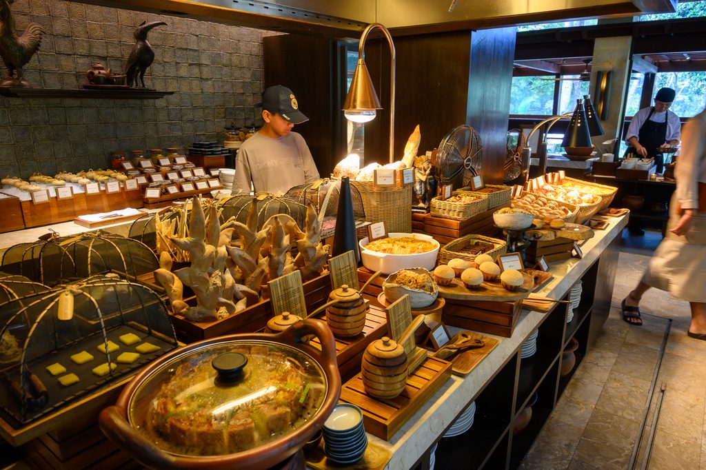 朝食ビュッフェの全景。竹のカゴをかぶせた料理が並ぶ