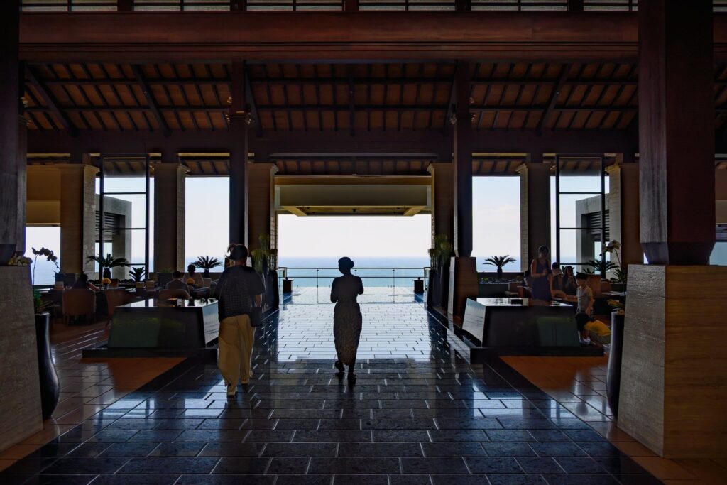 ロビーの正面いっぱいに広がる海