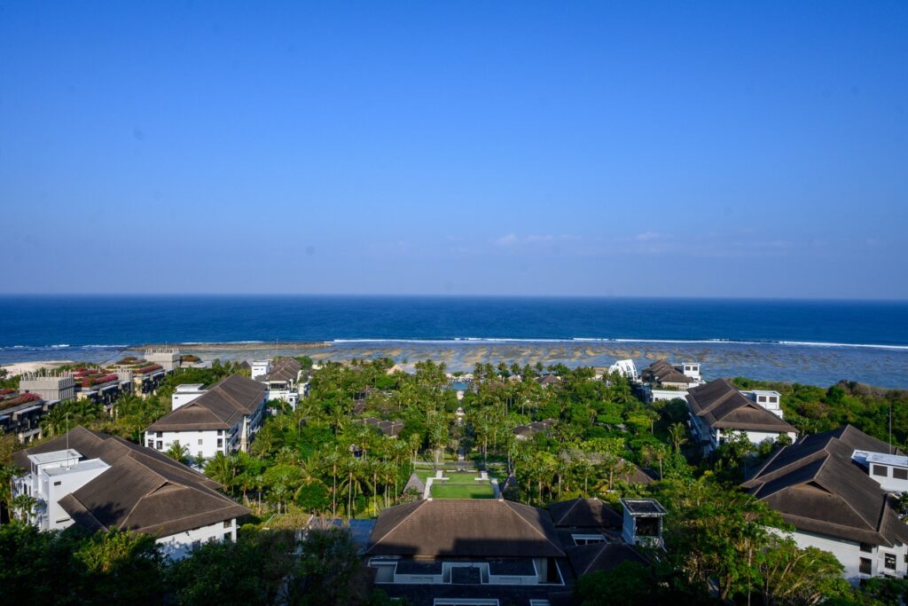 高台から見たリゾートの全景と海