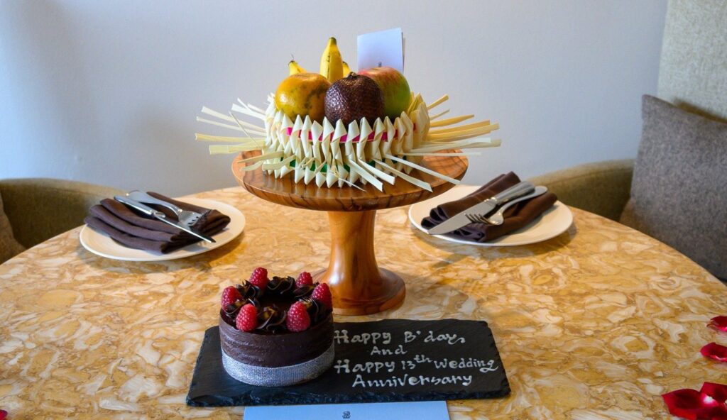 チョコレートケーキと「Happy B'day And Happy 13th Wedding Anniversary」と書かれたスレート