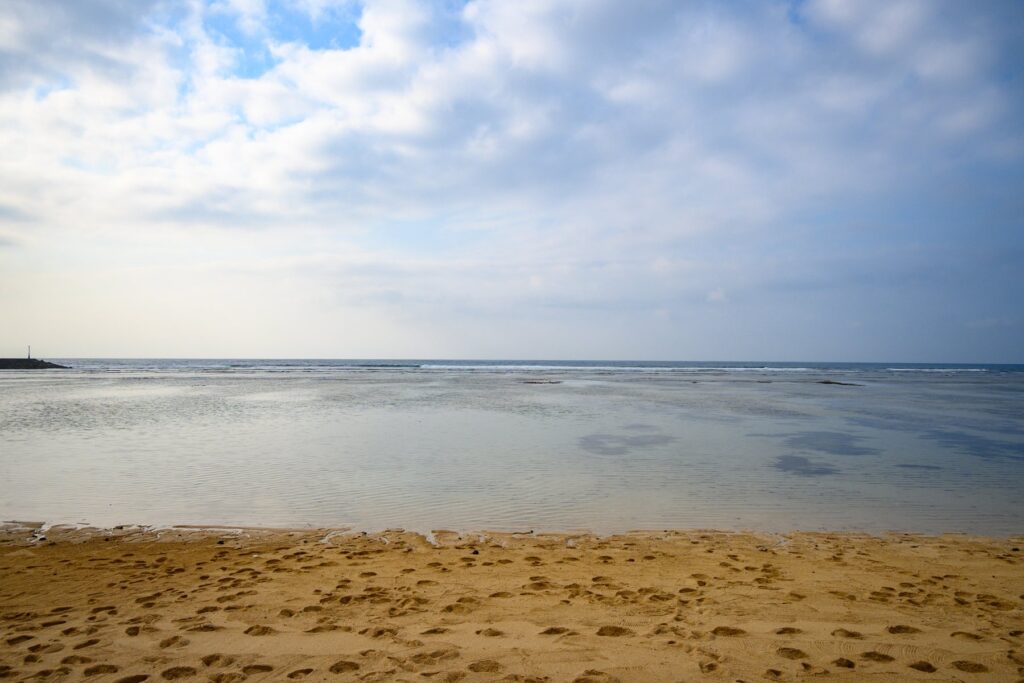 潮が引きはじめた遠浅の海