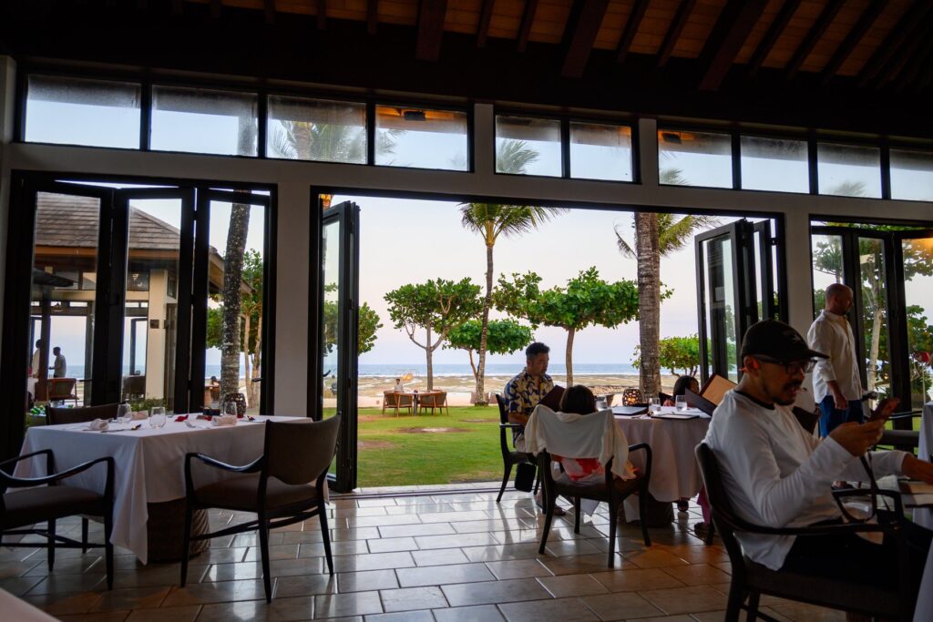海に向かって開けたTHE BEACH GRILLの店内