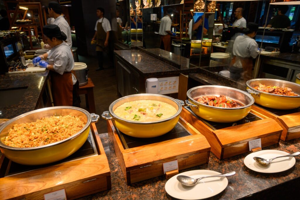 インドネシア料理が並ぶ温菜のコーナー