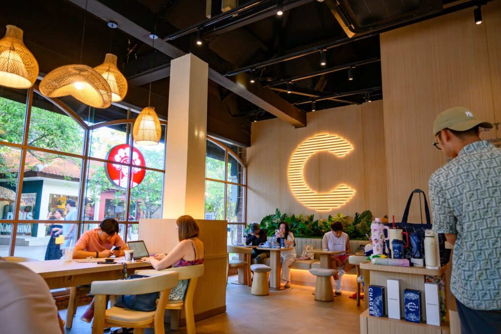 明るく開放的なCHAGEEの店内