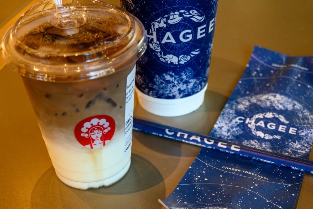 CHAGEEのカップに入ったお茶のドリンク