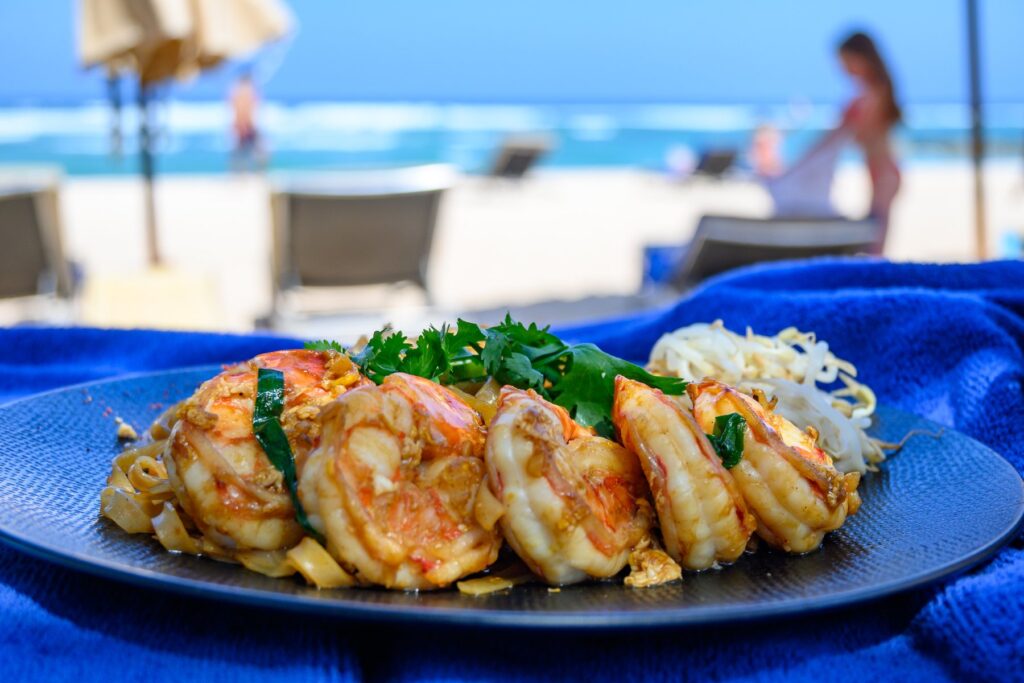 海を背景にビーチで食べる昼食